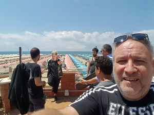 La troupe a lavoro al bagno venezia di lido di camaiore