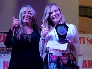 Debora Trasanini con la Vocal coach Sabrina Ceccarelli dopo la premiazione