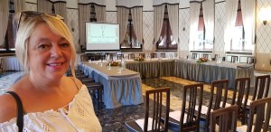la vocal coach sabrina ceccarelli alla conferenza stampa